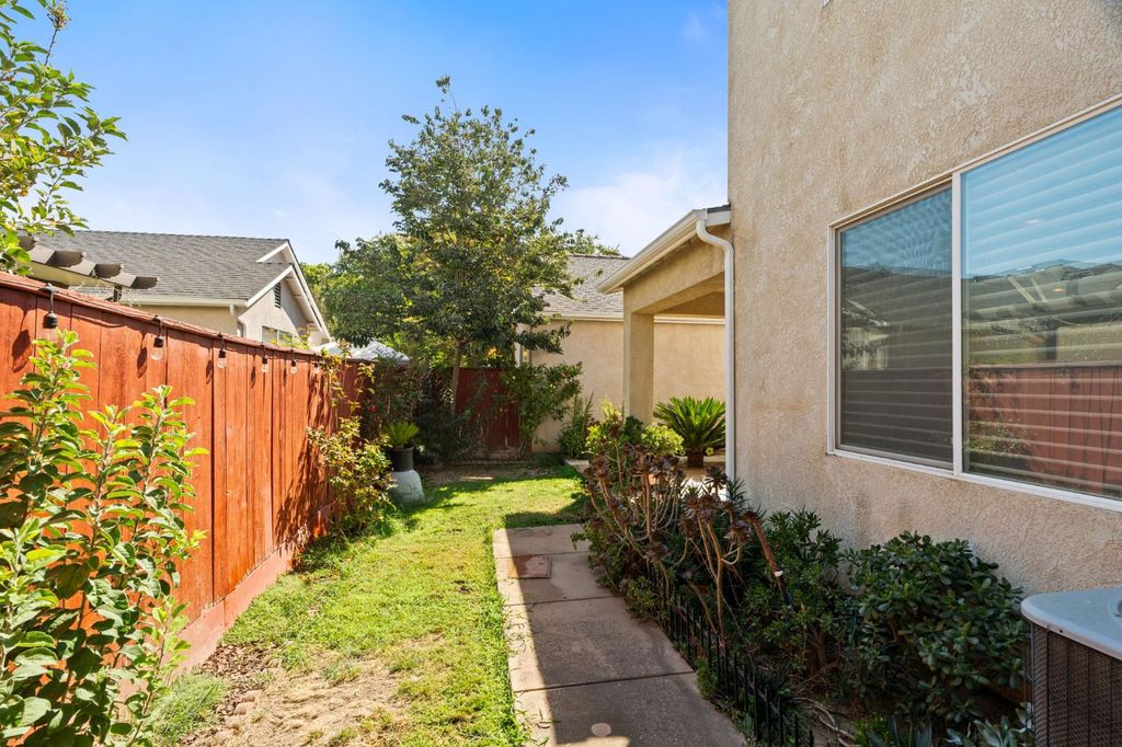 Image 41 of property listing at 713 W Bordeaux Lane, Clovis, CA 93619