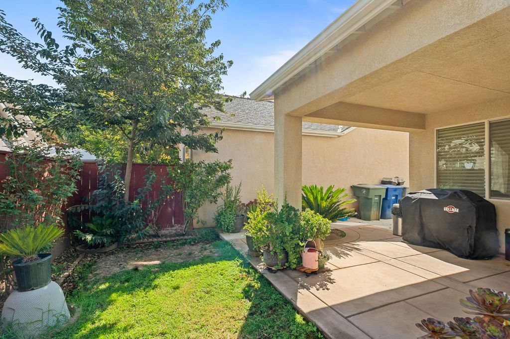 Image 42 of property listing at 713 W Bordeaux Lane, Clovis, CA 93619