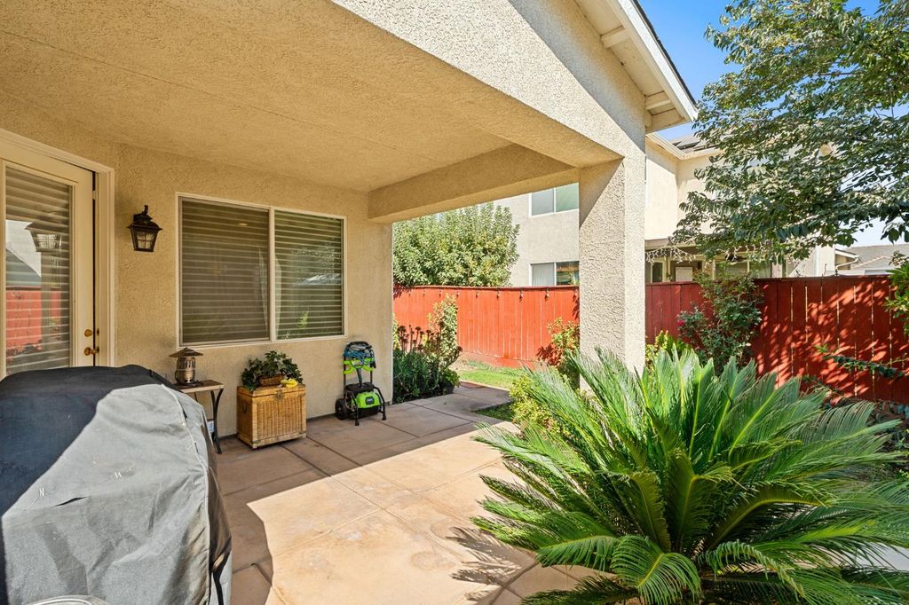 Image 43 of property listing at 713 W Bordeaux Lane, Clovis, CA 93619