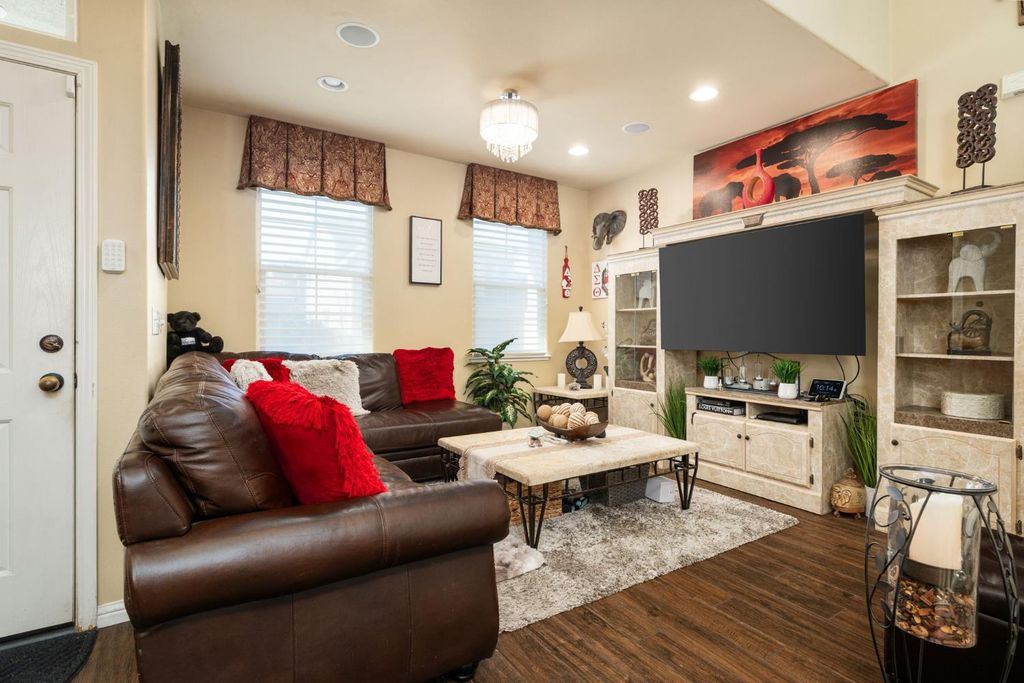 Image 5 of property listing at 713 W Bordeaux Lane, Clovis, CA 93619