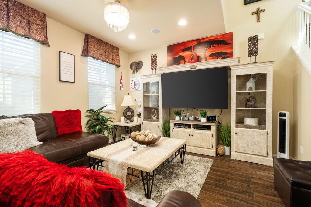 Image 6 of property listing at 713 W Bordeaux Lane, Clovis, CA 93619