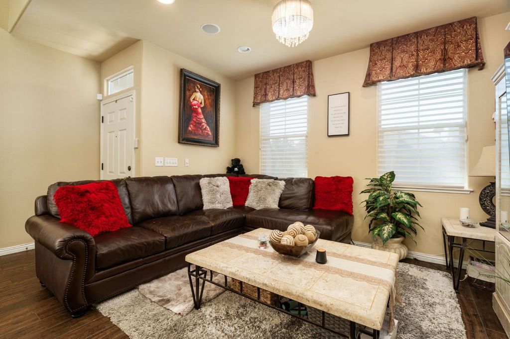 Image 7 of property listing at 713 W Bordeaux Lane, Clovis, CA 93619