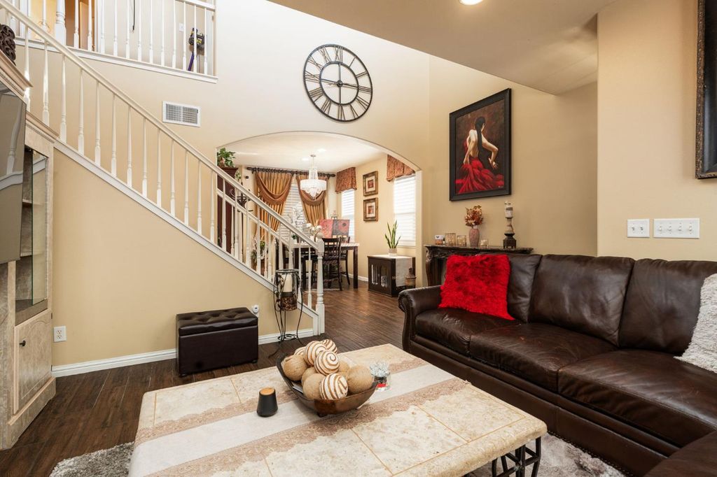 Image 8 of property listing at 713 W Bordeaux Lane, Clovis, CA 93619