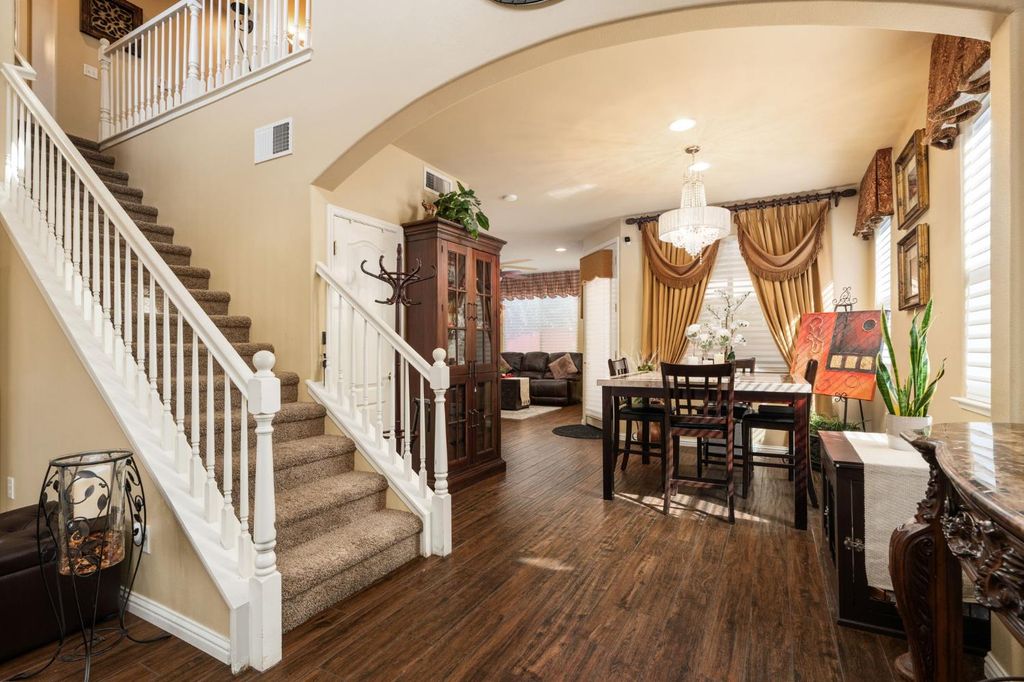 Image 9 of property listing at 713 W Bordeaux Lane, Clovis, CA 93619