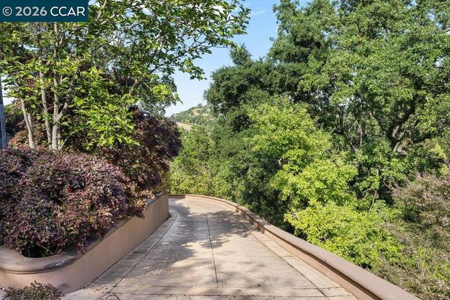 14 Springhill Lane, Lafayette, CA 94929