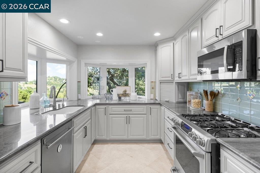 Image 10 of property listing at 14 Springhill Lane, Lafayette, CA 94929