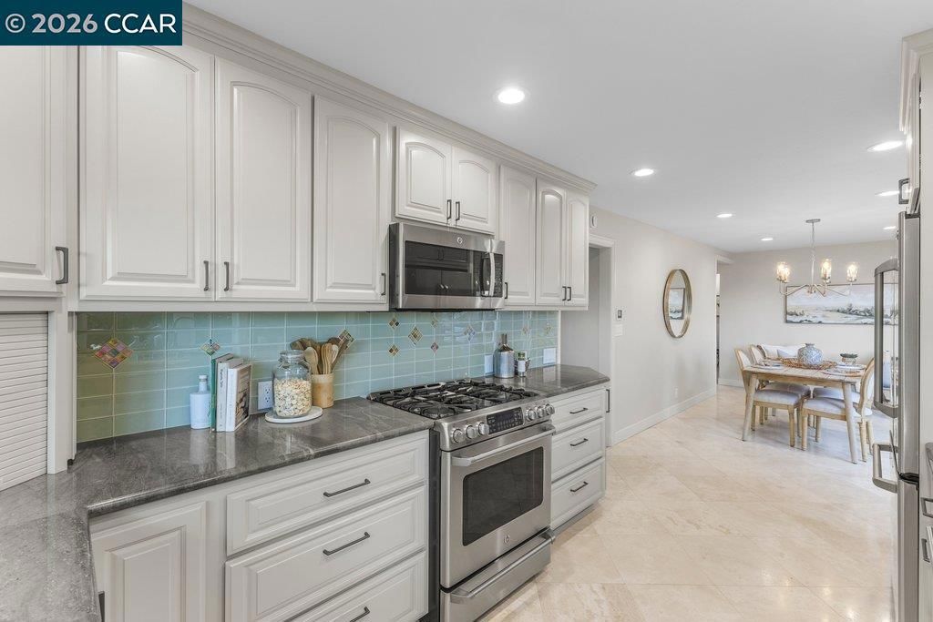 Image 11 of property listing at 14 Springhill Lane, Lafayette, CA 94929