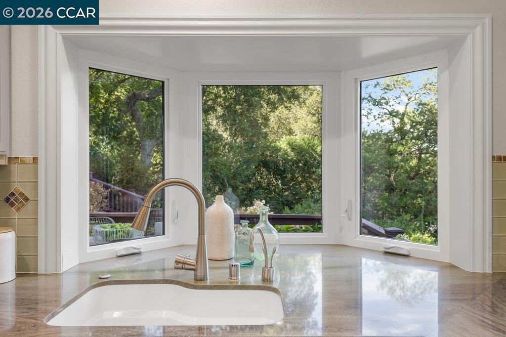 Image 12 of property listing at 14 Springhill Lane, Lafayette, CA 94929