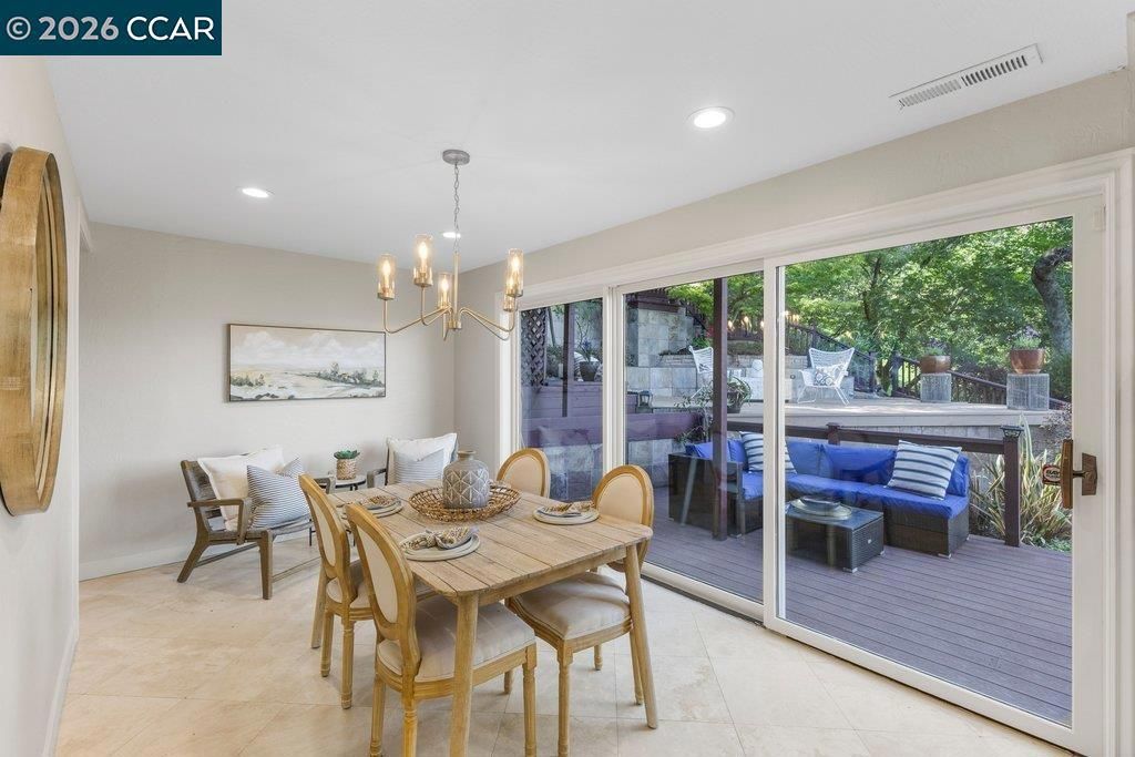 Image 14 of property listing at 14 Springhill Lane, Lafayette, CA 94929