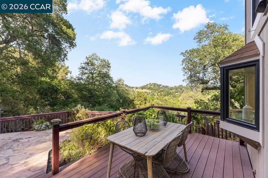 Image 15 of property listing at 14 Springhill Lane, Lafayette, CA 94929