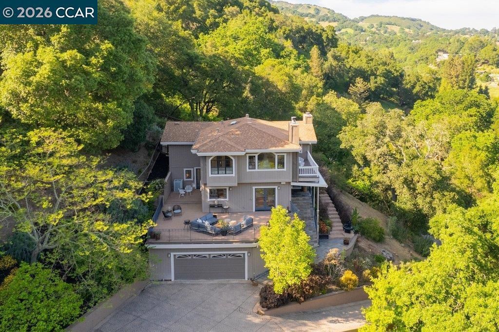 Image 2 of property listing at 14 Springhill Lane, Lafayette, CA 94929