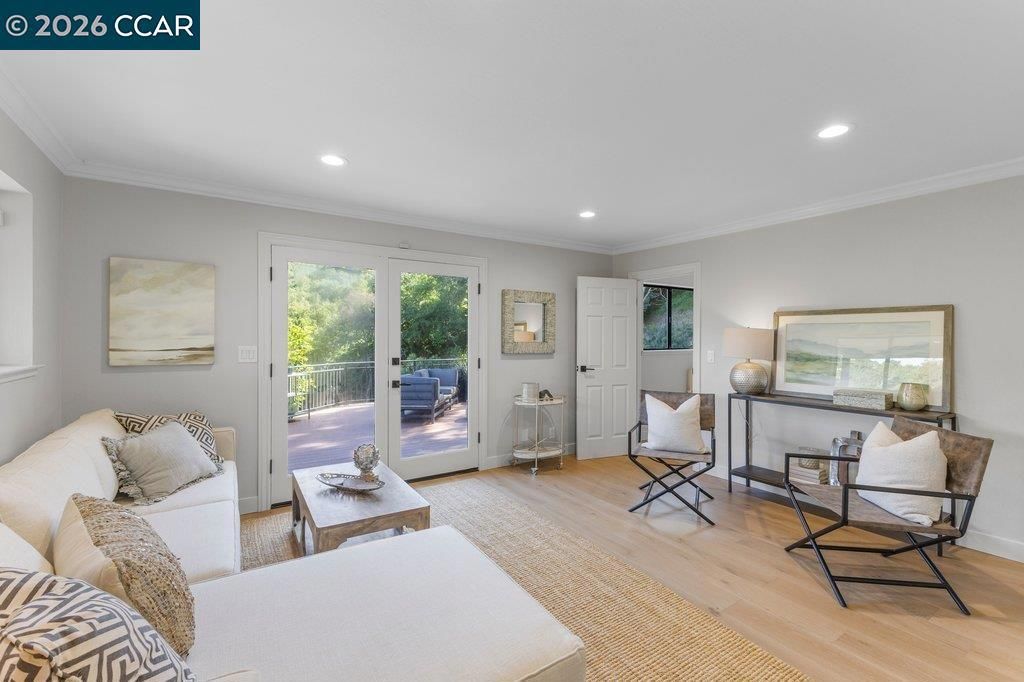 Image 5 of property listing at 14 Springhill Lane, Lafayette, CA 94929