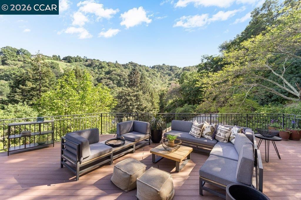 Image 7 of property listing at 14 Springhill Lane, Lafayette, CA 94929