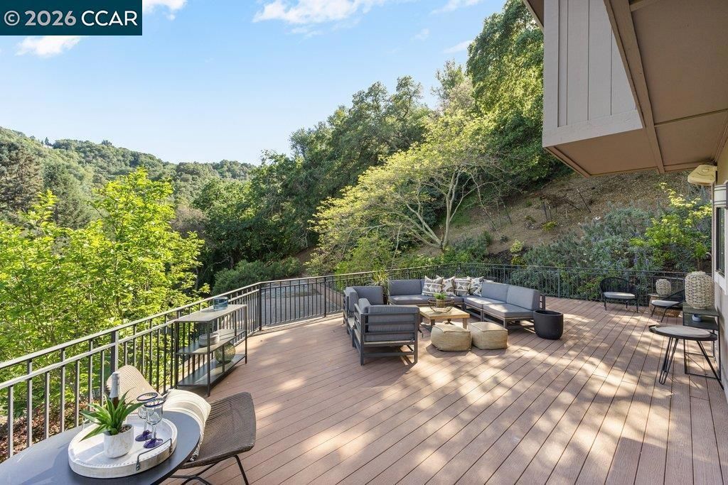 Image 8 of property listing at 14 Springhill Lane, Lafayette, CA 94929