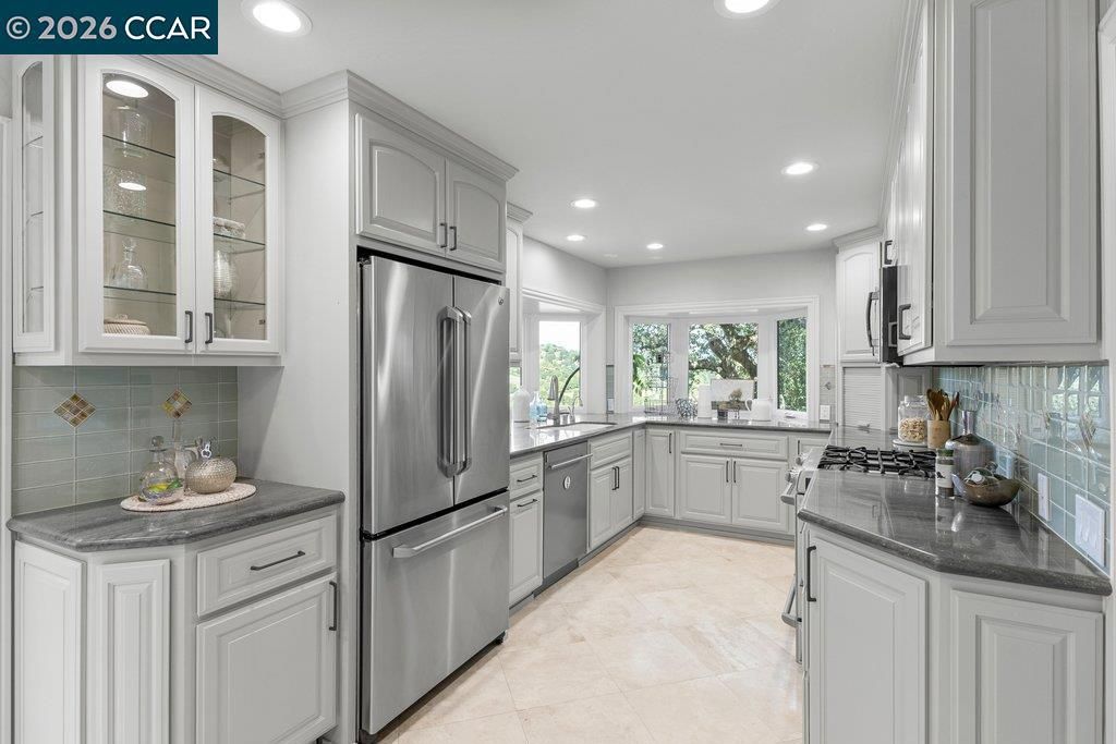 Image 9 of property listing at 14 Springhill Lane, Lafayette, CA 94929