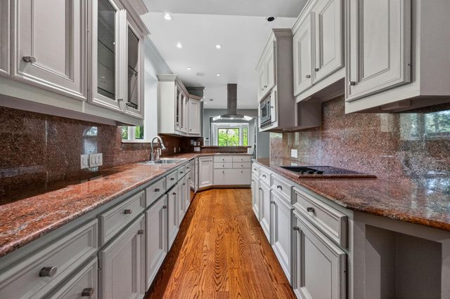 16 Pine Briar Circle, Houston, TX 77056