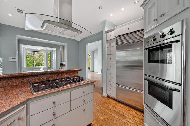 16 Pine Briar Circle, Houston, TX 77056