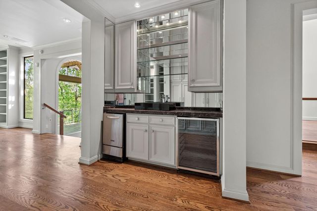 16 Pine Briar Circle, Houston, TX 77056