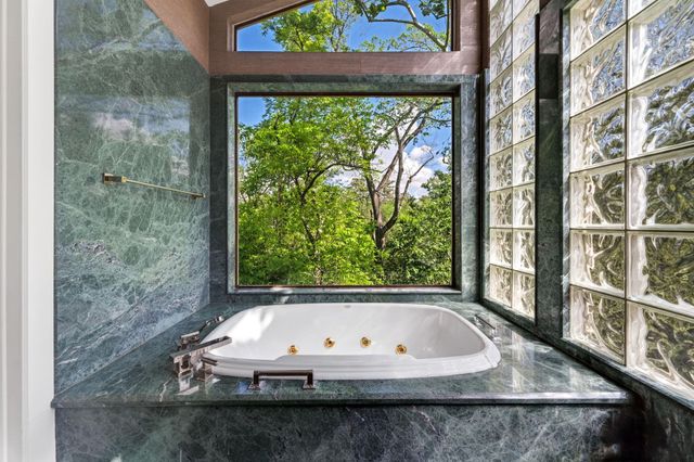 16 Pine Briar Circle, Houston, TX 77056