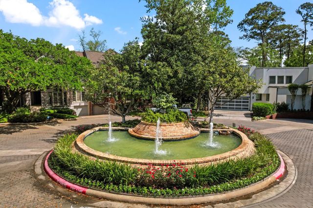 16 Pine Briar Circle, Houston, TX 77056