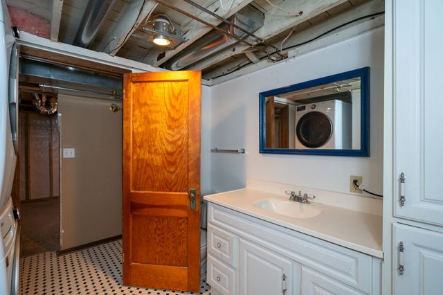 213 N 15th Avenue W, Newton, IA 50208