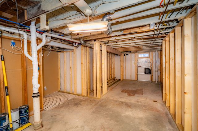 213 N 15th Avenue W, Newton, IA 50208