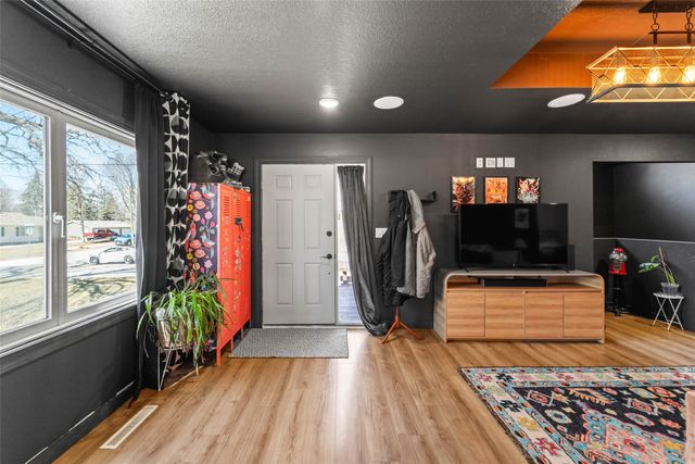 213 N 15th Avenue W, Newton, IA 50208