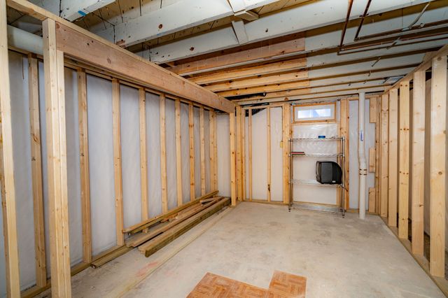 213 N 15th Avenue W, Newton, IA 50208