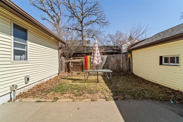 213 N 15th Avenue W, Newton, IA 50208