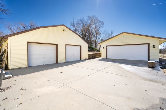 213 N 15th Avenue W, Newton, IA 50208