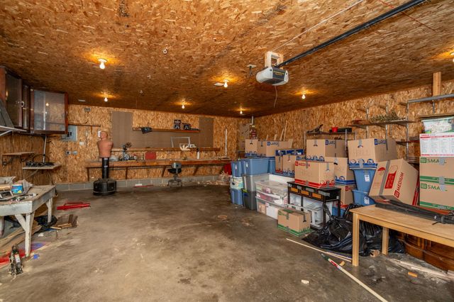 213 N 15th Avenue W, Newton, IA 50208