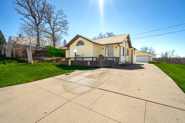 213 N 15th Avenue W, Newton, IA 50208