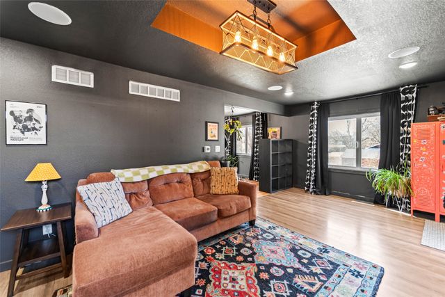 213 N 15th Avenue W, Newton, IA 50208