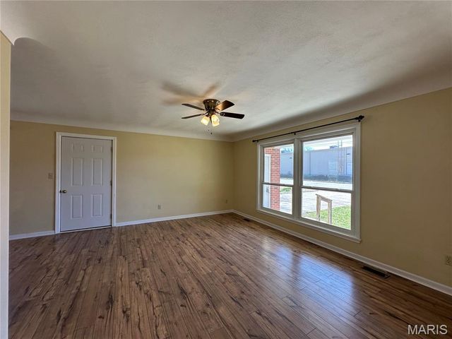 509 E Washington Avenue, Owensville, MO 65066