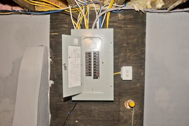 19 Quincy St, Springfield, MA 01109