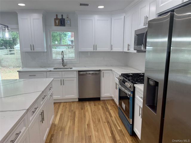 2 5th Avenue, Farmingdale, NY 11735