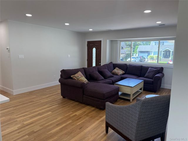 2 5th Avenue, Farmingdale, NY 11735