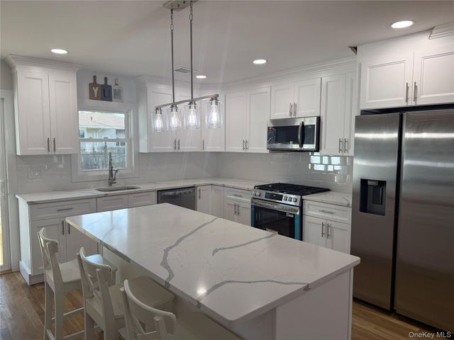 2 5th Avenue, Farmingdale, NY 11735