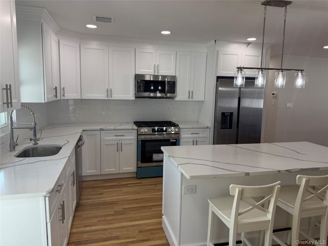 2 5th Avenue, Farmingdale, NY 11735