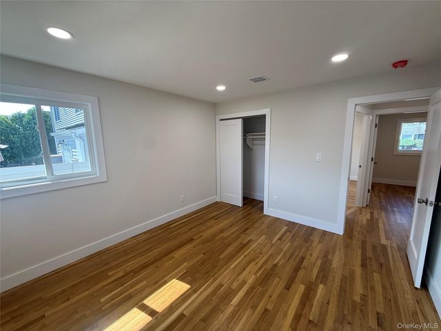 2 5th Avenue, Farmingdale, NY 11735