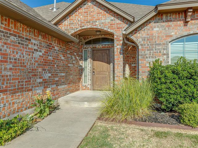 529 Whispering Oaks Boulevard, Moore, OK 73160