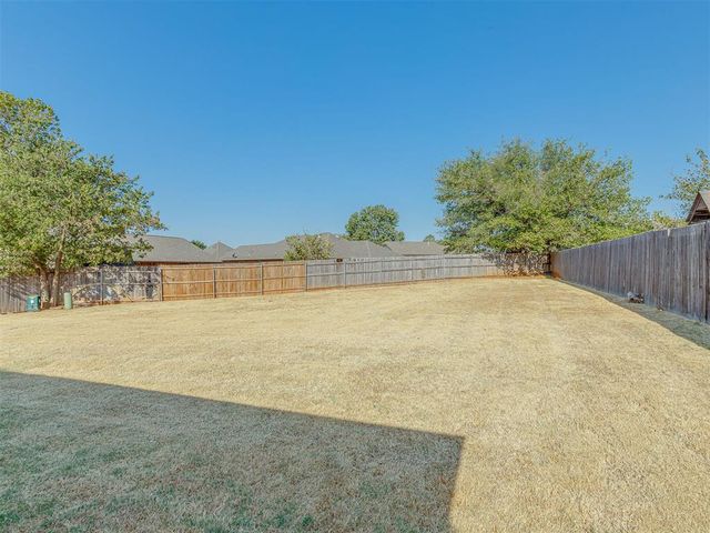 529 Whispering Oaks Boulevard, Moore, OK 73160