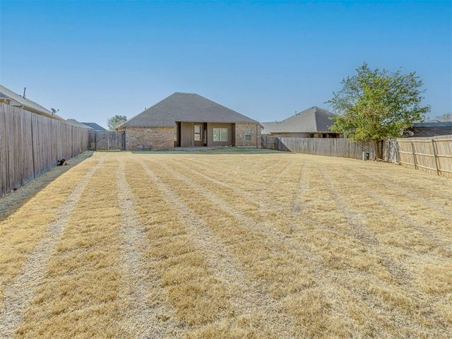 529 Whispering Oaks Boulevard, Moore, OK 73160