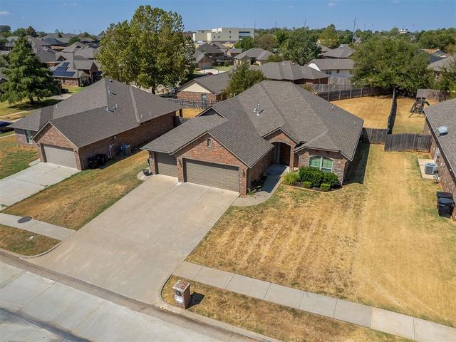 529 Whispering Oaks Boulevard, Moore, OK 73160