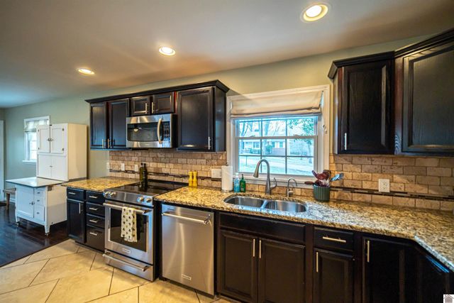 726 Woodland Dr, Paducah, KY 42001