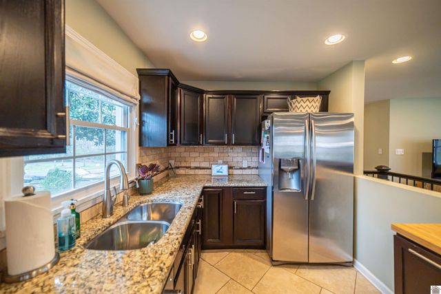 726 Woodland Dr, Paducah, KY 42001