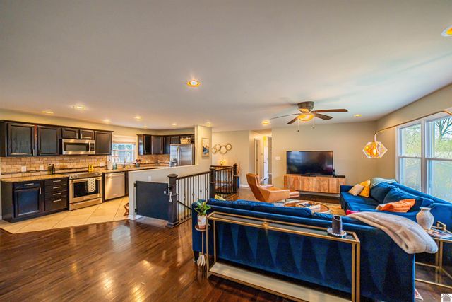 726 Woodland Dr, Paducah, KY 42001