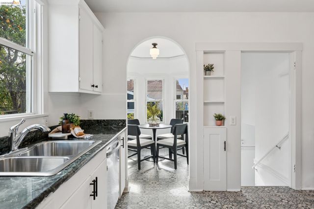 5721 Roberts Ave, Oakland, CA 94605