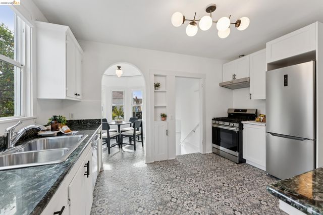 5721 Roberts Ave, Oakland, CA 94605