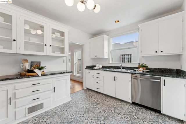 5721 Roberts Ave, Oakland, CA 94605